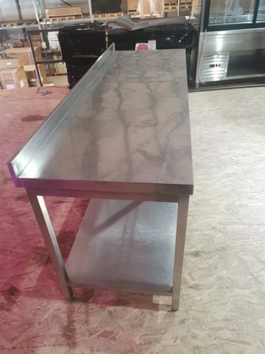 Rozsdamentes munkaasztal alsó polccal és hátsó felhajtással